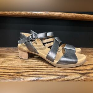 Dansko Women’s Tansy Gunmetal Metallic Leather Sandal Wedges Size 38 7.5